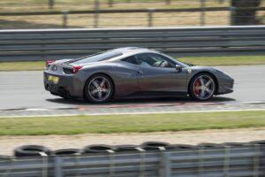 Ferrari fährt auf Rennstrecke