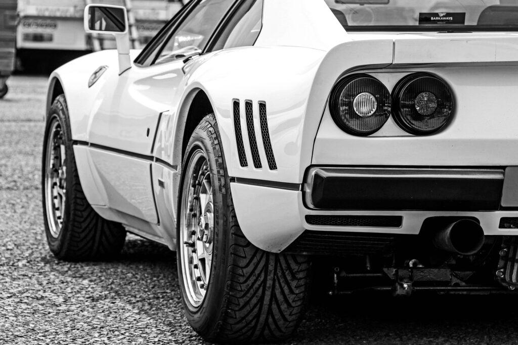 Heckansicht eines weißen Ferrari GTO