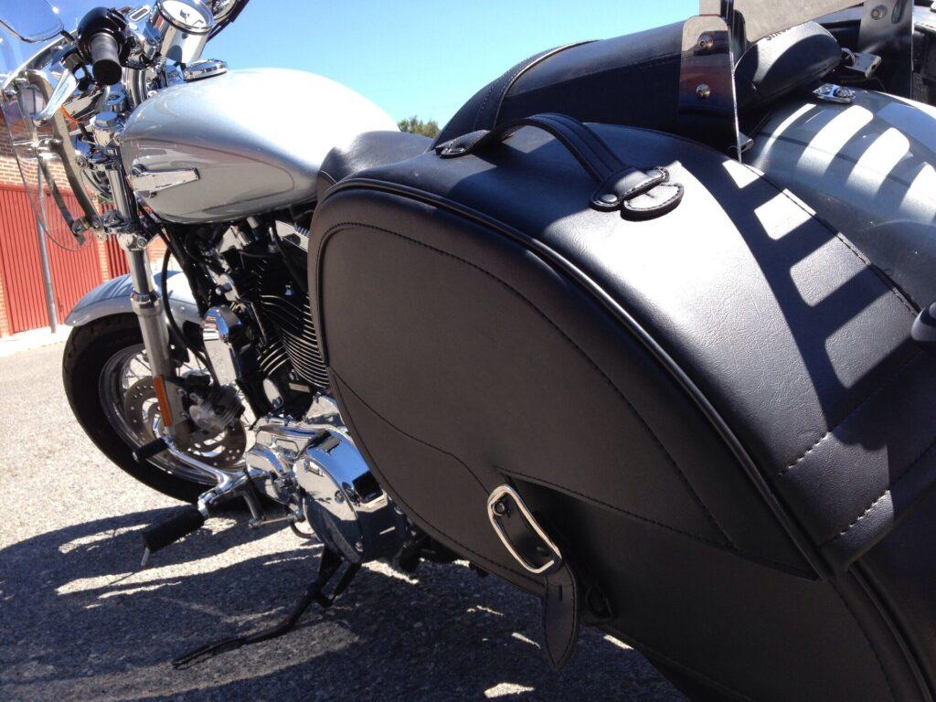 Seitenansicht eines Custom-Motorrads mit Satteltaschen
