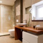 Modernes privates Badezimmer-Interieur