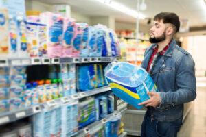 Vater wählt Windeln für Erwachsene im Supermarkt aus