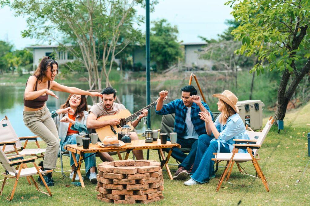 Gruppe von Freunden bei Musikabend im Garten