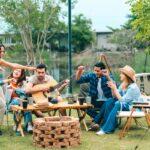 Gruppe von Freunden bei Musikabend im Garten