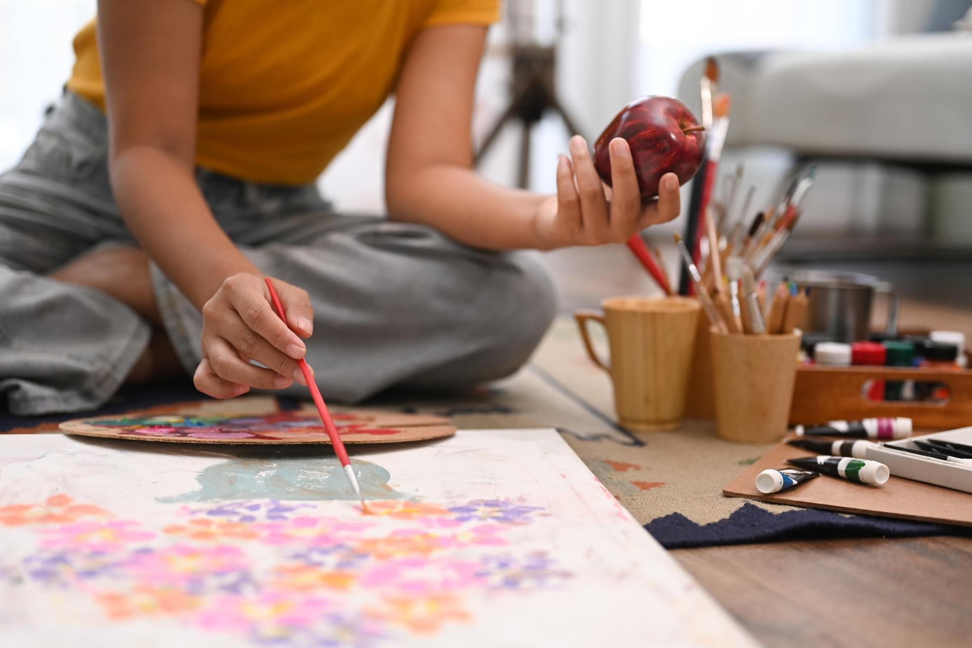 Person malt mit Pinseln und Farben auf Papier | Elfa Master